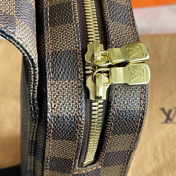 ❌❌SOLD❌❌Louis Vuitton Damier Ebene bodybag/ Bumbag - Picture 3 of 16